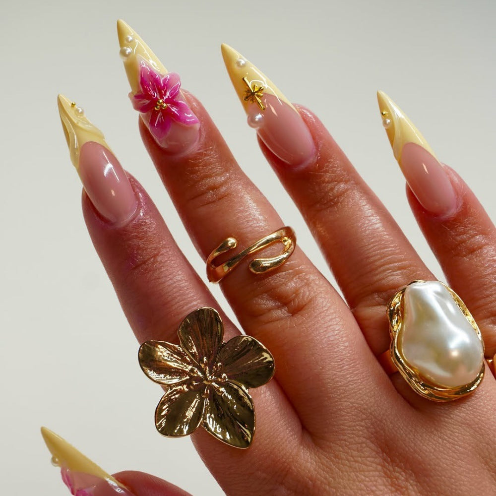 Yellow nails fashion trends in 2025