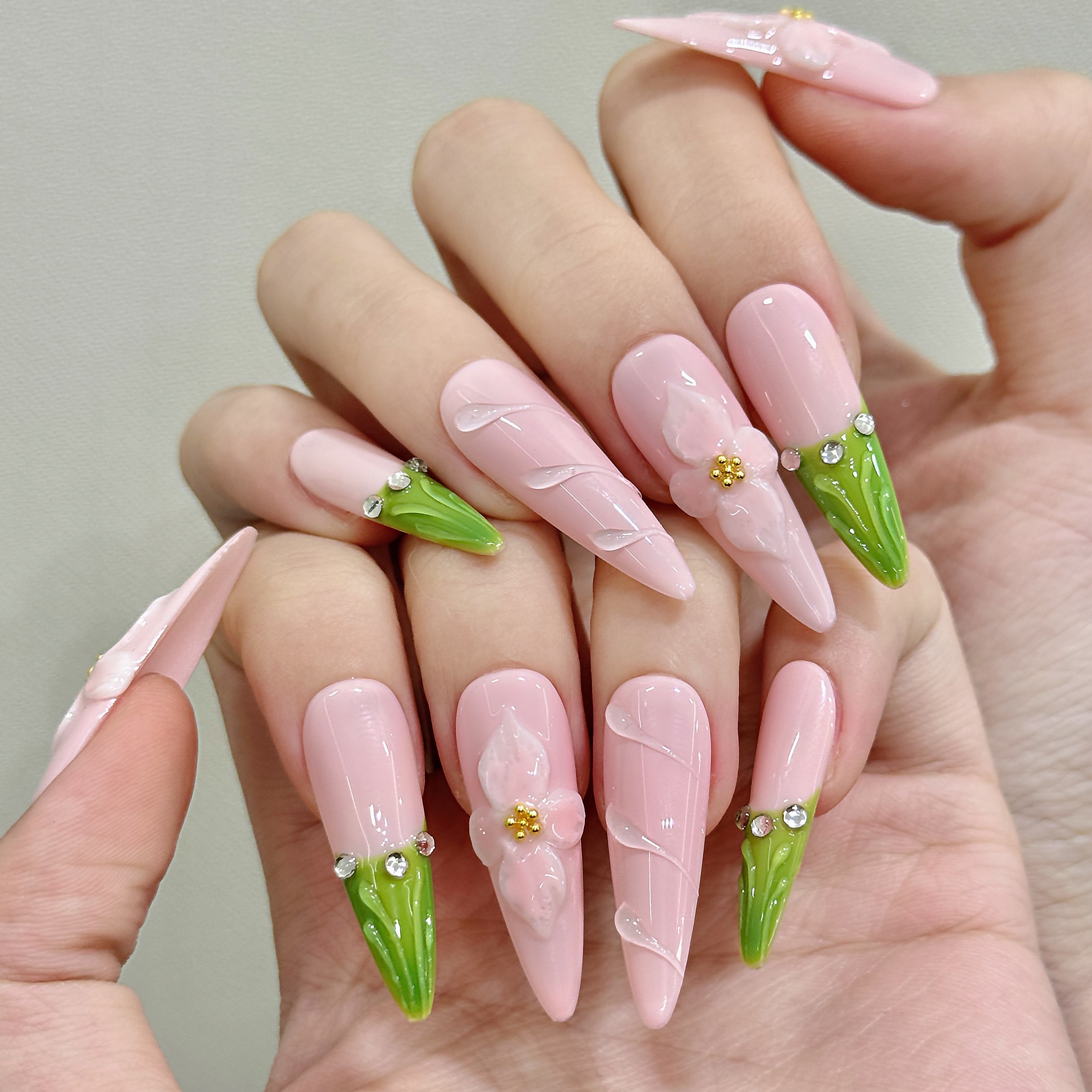 How to put on fake nails
