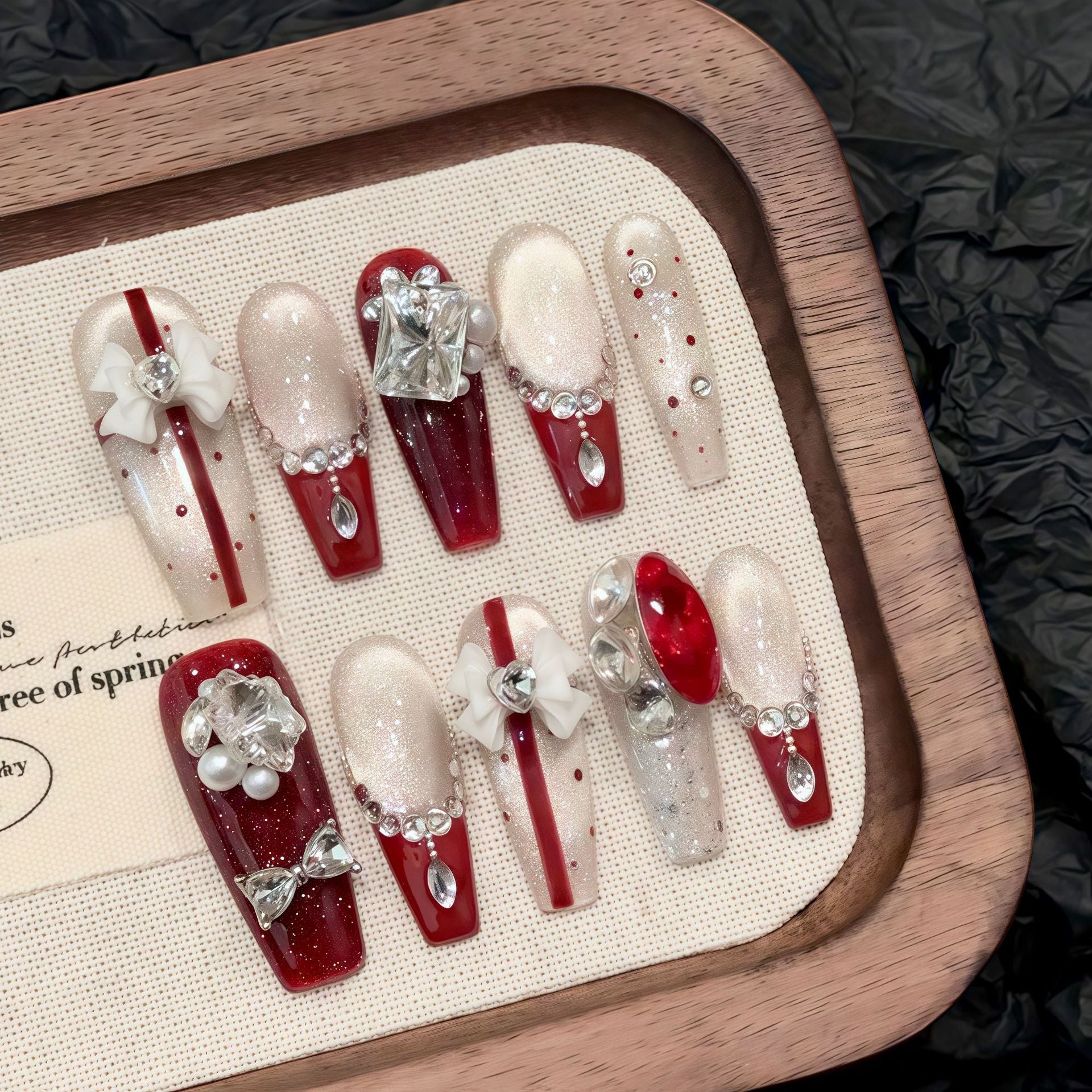 The elegant style of red and white and the detachable long nails