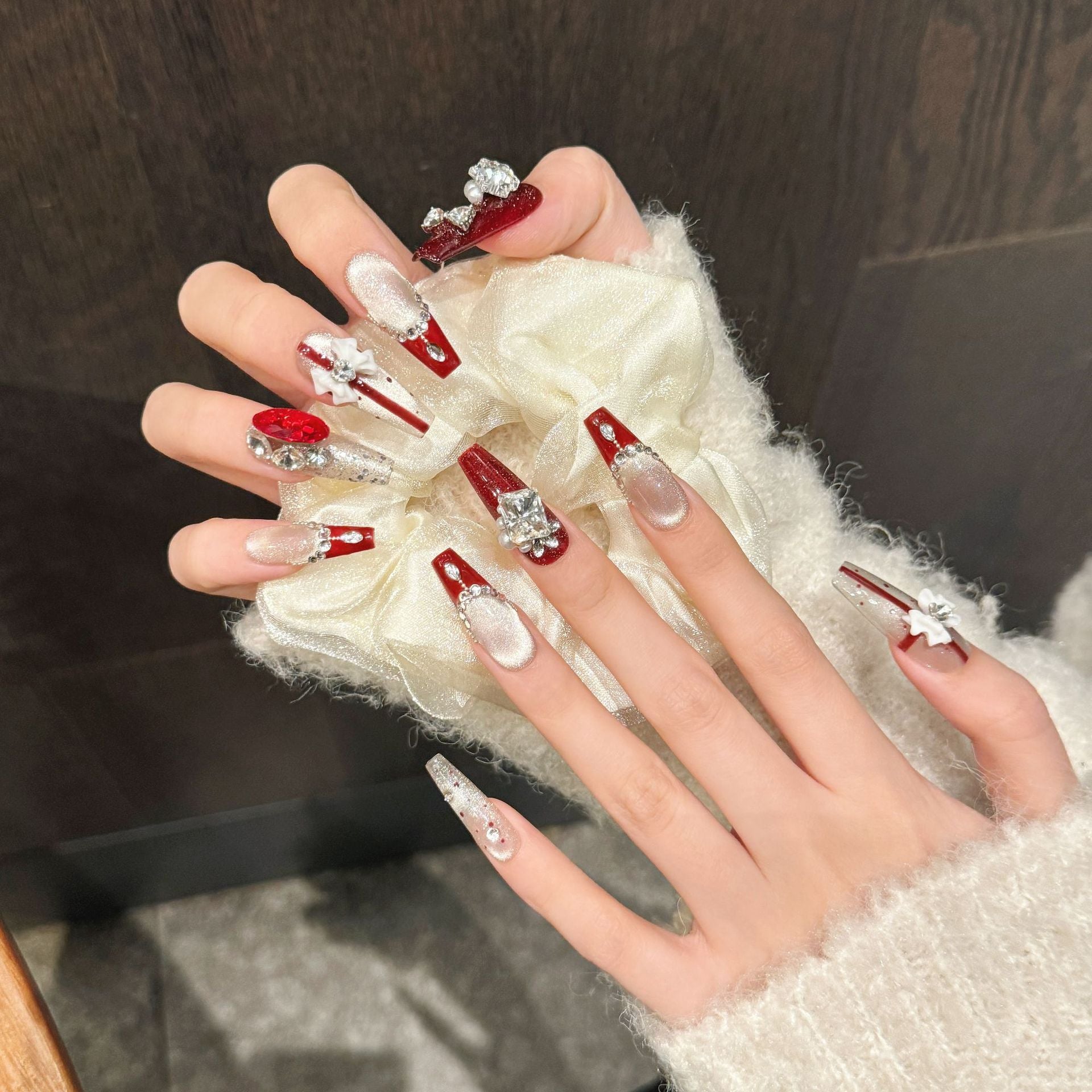 The elegant style of red and white and the detachable long nails