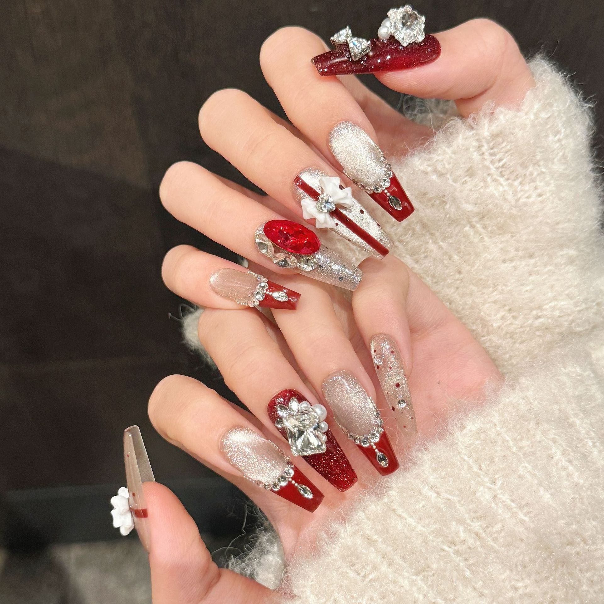 The elegant style of red and white and the detachable long nails