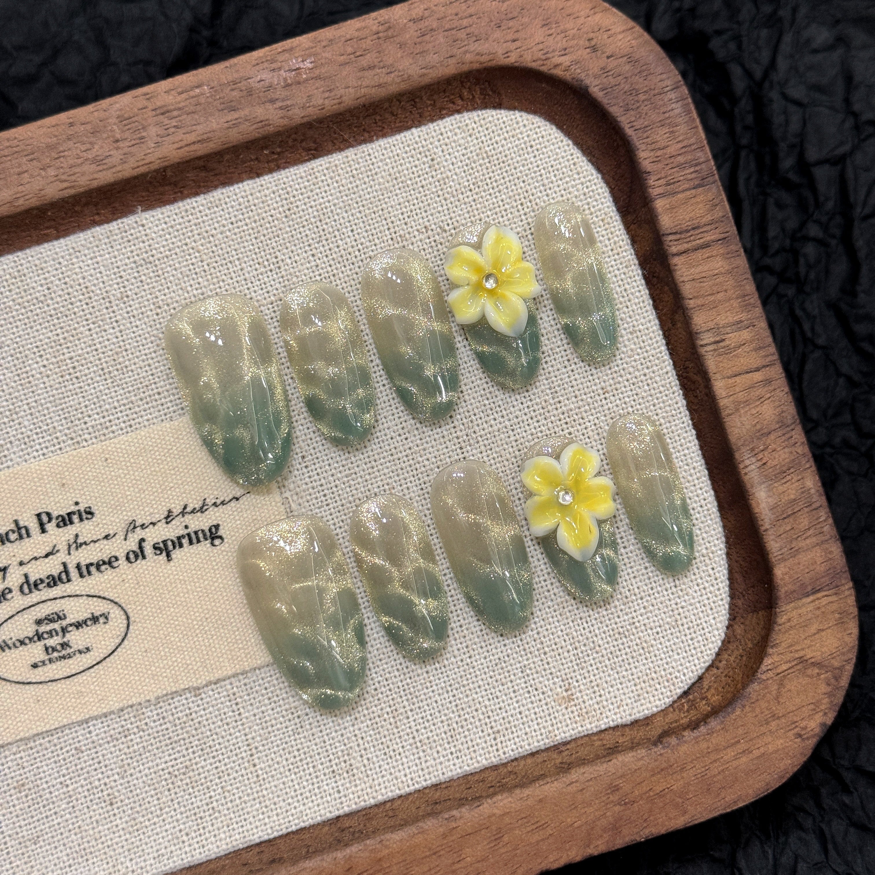 Green and yellow color floral style suitable for spring wear decorative press-on nails
