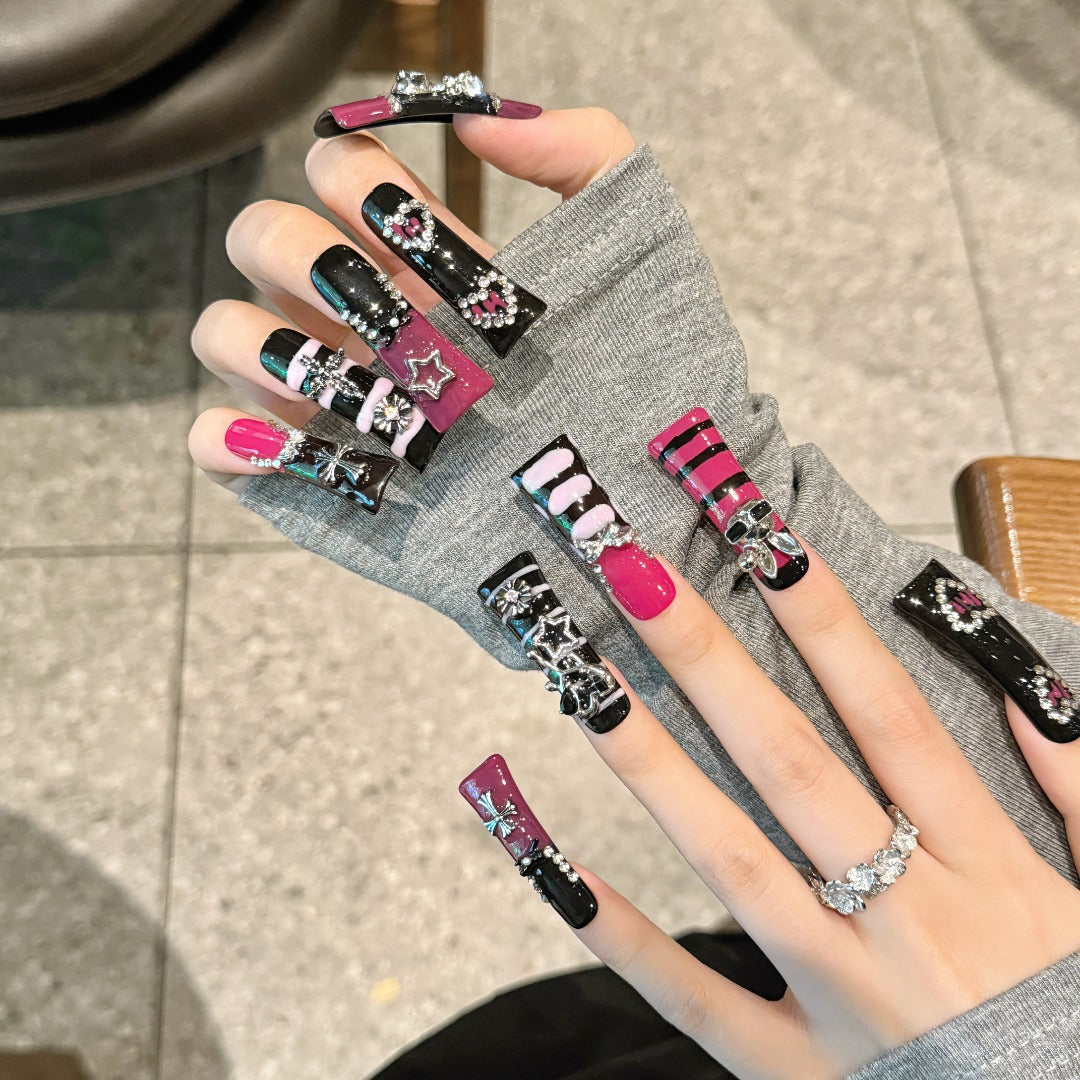 Black Nail Art Vintage Style 2025