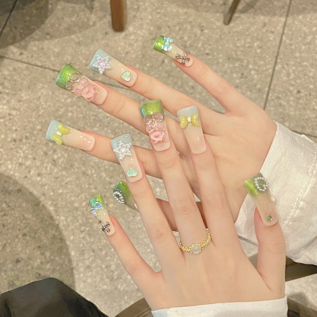 Gradually changing to green "sweet style" fashionable nails